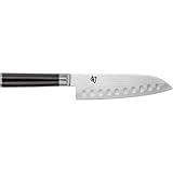 KAI Shun Classic Santoku 18 cm Klingenlänge mit Kullenschliff - Damastmesser 32 Lagen VG MAX Kern - 61 (±1) HRC - Pakkaholzgriff - Made in Japan - japanisches Kochmesser Küchenmesser geschmiedet